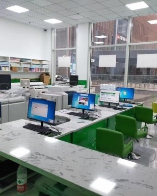 平面设计专业在广告店工作